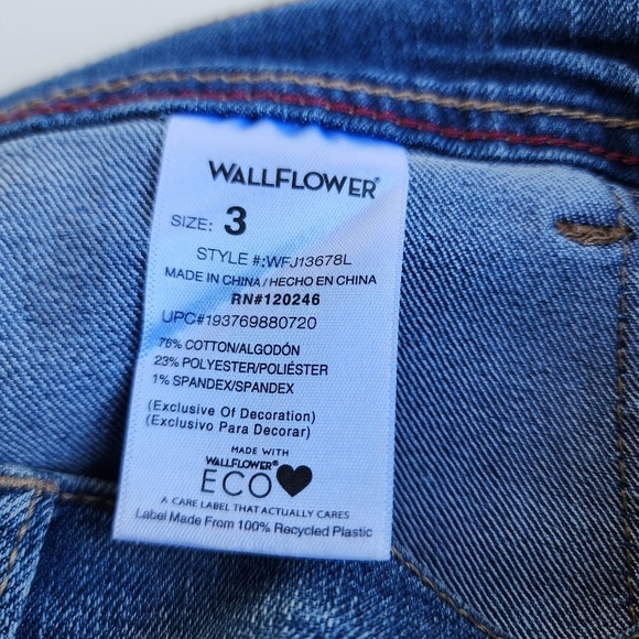 Wallflower Flirty Curvy High Rise Shorty Short Denim Button Blue Stretch Sz 3 - Picture 7 of 9